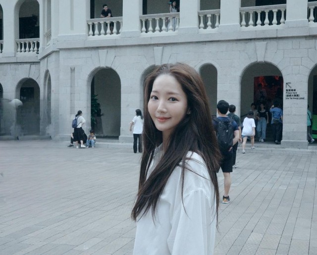 Bức ảnh bị chê đơ cứng của Park Min Young