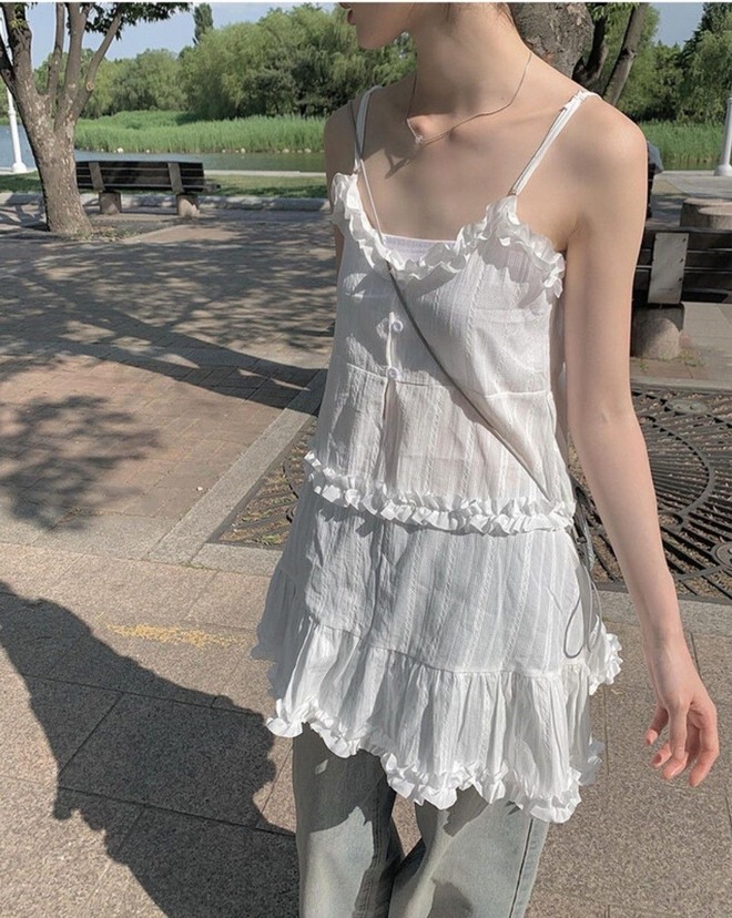 Cách phối váy 2 dây với quần jeans lại nổi lên mỗi mùa hè, đặc biệt với những cô nàng châu Á. Với 1 chiếc váy trắng bạn có thể sáng tạo với tất thảy màu quần khác nhau theo tâm trạng nhưng vẫn giữ được nét độc đáo ở bất cứ đâu đi qua.