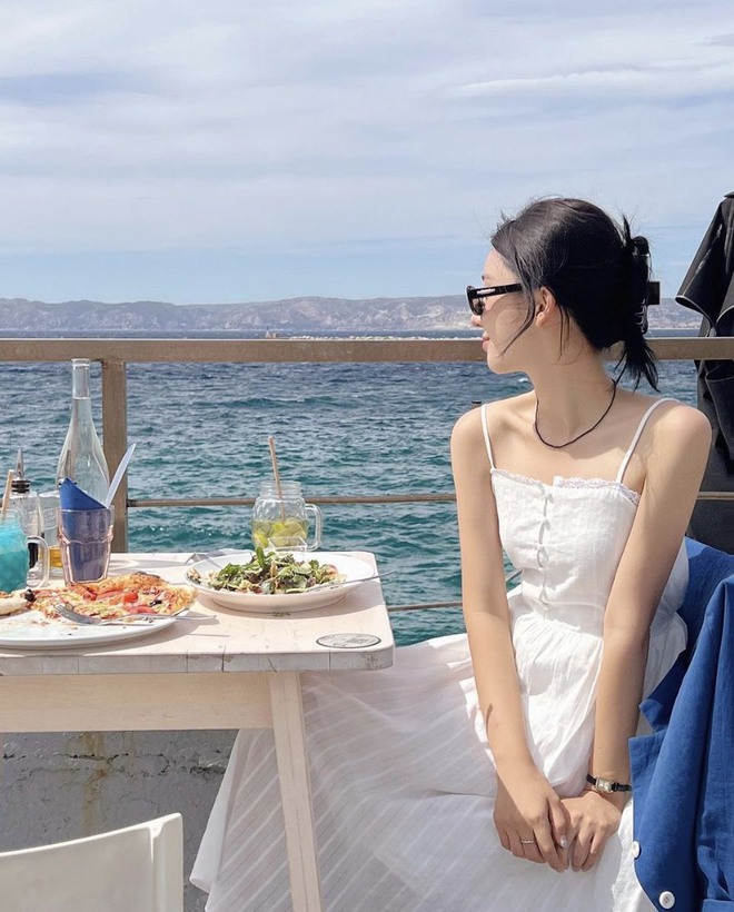 Váy 2 dây trắng với các chất liệu và phom dáng khác nhau sẽ phù hợp với những hoàn cảnh khác biệt. Trang trọng hay đường phố, chiếc váy này cũng đều khiến người mặc toát ra vẻ nữ tính, thuần khiết theo 1 cách riêng.