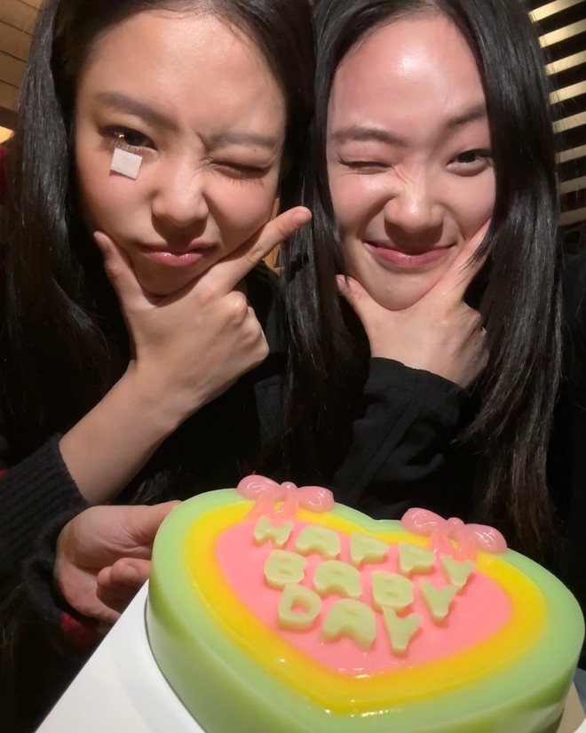 Khác với hình ảnh quyền lực của cả 2 trên sân khấu, ngoài đời Jennie - Hyun Ji cũng nhắng nhít như những đôi bạn thân khác. Các fan rất thích trêu ghẹo Jennie mỗi lúc nữ ca sĩ đăng ảnh đứng cạnh cô bạn thân cao lớn của mình.