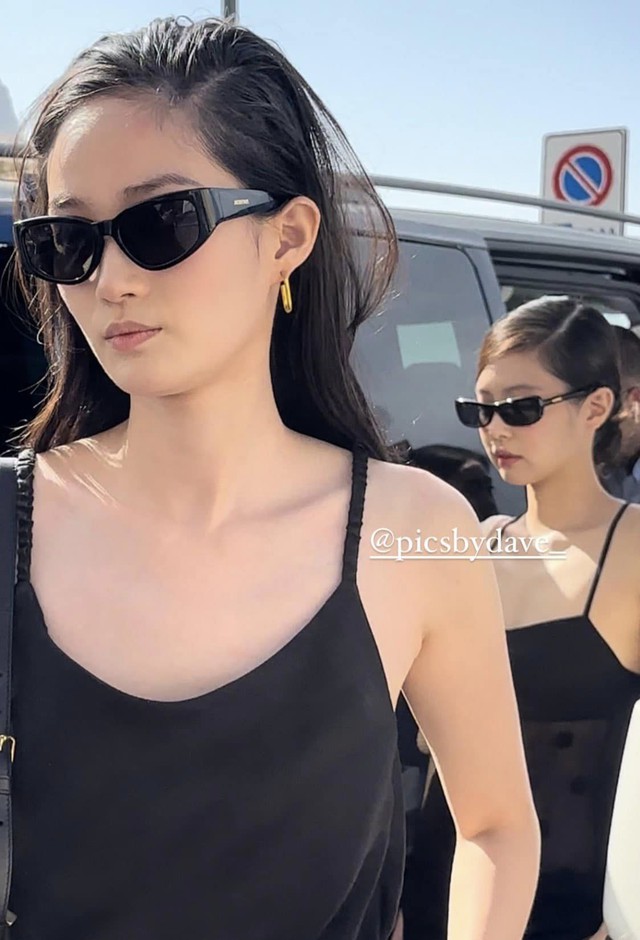 Hậu show diễn, Jennie và Shin Hyun Ji cũng có những khoảnh khắc được chụp đang ở bên cạnh nhau. Cộng đồng mạng hết lời khen ngợi trước khung hình gấp đôi cool ngầu của 2 người đẹp.