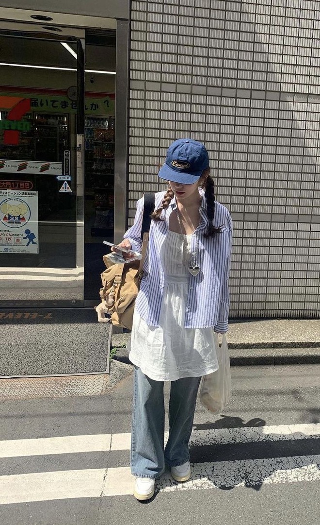 Cách mix này cũng được nhiều cô nàng ứng dụng tạo ra một set đồ vui mắt, cân bằng lại nét dịu dàng và tinh thần năng động cho những khoảnh khắc mùa hè.