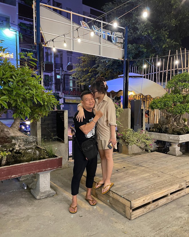 Cô gái trẻ hạnh phúc vì được người yêu rất mực cưng chiều