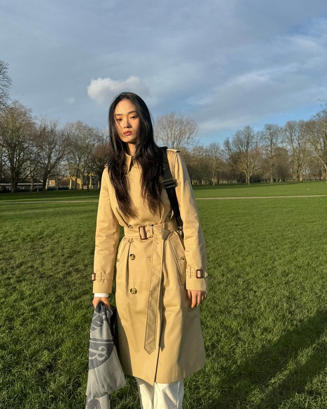 Nữ người mẫu thực lực đang có nguồn tài nguyên thời trang vô cùng dồi dào. Kể sơ những cái tên Shin Hyun Ji đang cùng cộng tác ở thời điểm hiện tại như: Burberry, Saint Laurent, Jacquemus, Miu Miu, Prada…