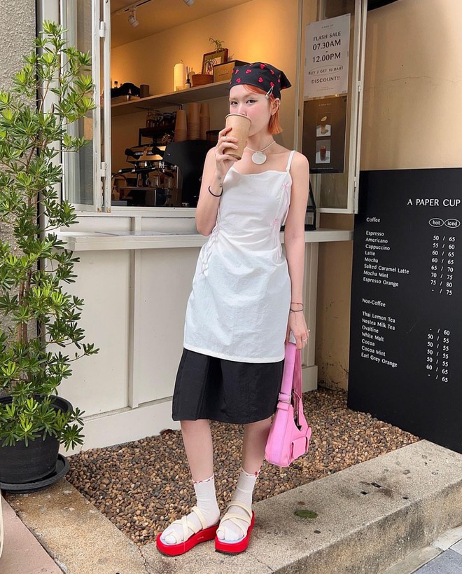 Xu hướng sử dụng khăn bandana đội đầu đang là trào lưu bùng nổ hàng đầu màu hè năm nay. Sự cá tính, gai góc của item này khi được kết hợp cùng chiếc váy 2 dây trắng sẽ tạo ra set đồ phong cách boho chic tự do.