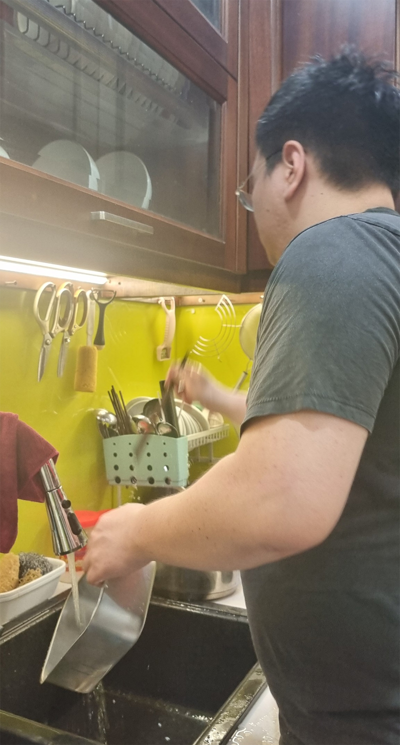 Thói quen rửa đũa của anh Tùng khiến vợ anh vô cùng lo lắng. (Ảnh: TM)