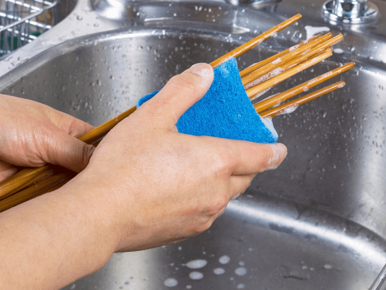 Trong cuộc sống hàng ngày, nhiều người thường vệ sinh đũa chưa thật sự kỹ càng, để lại nhiều mối nguy hiểm tiềm ẩn. (Ảnh minh họa)