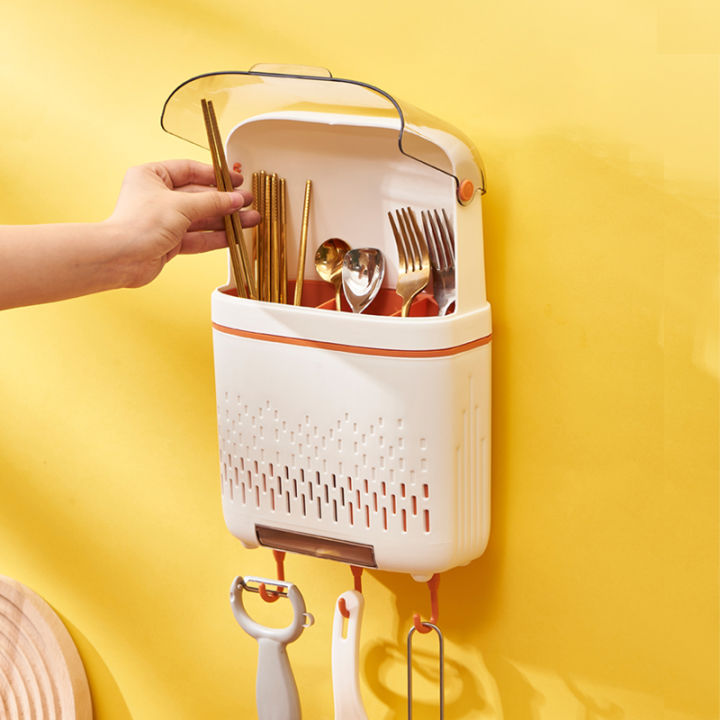 Đáy giỏ đựng đũa tương đối ẩm ướt, dễ sinh sôi vi khuẩn. (Ảnh minh họa)