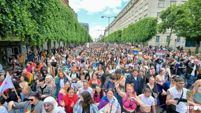 250.000 người Pháp đã tham gia các cuộc biểu tình rầm rộ hôm 15/6. Ảnh: Sputnik, Channel News Asia