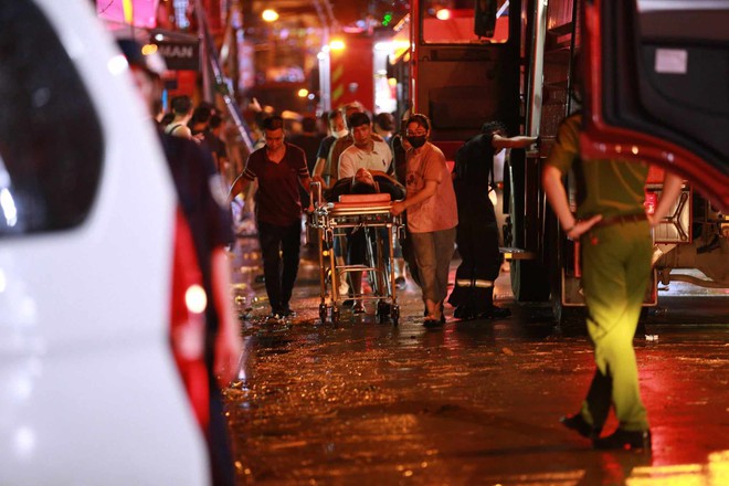 Một người đàn ông bị thương được đưa lên cáng để chuyển đến bệnh viện cấp cứu