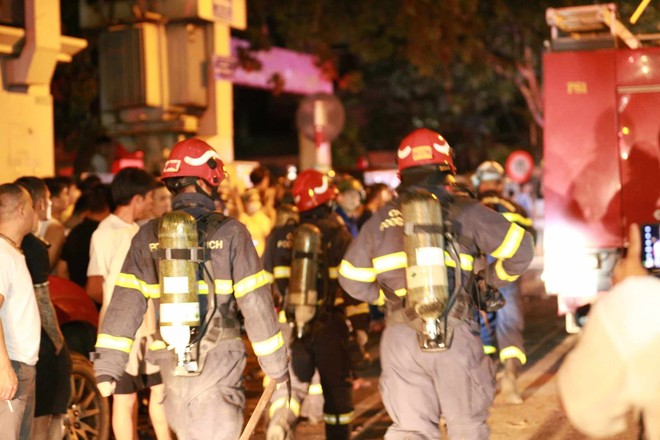 Các mũi cảnh sát PCCC tiến vào hiện trường. Ảnh: Minh Ngọc - Vân Đức