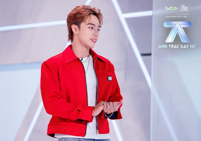 Visual hút mắt của nam ca sĩ sinh năm 2000