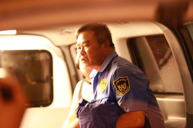 Gương mặt thất thần của người đàn ông trước sự mất mát quá lớn