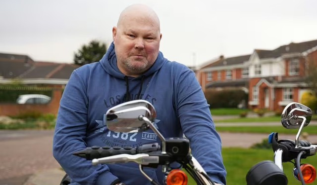 Andrew (52 tuổi), con trai Bob, cũng được chẩn đoán mắc bệnh ung thư tuyến tiền liệt giai đoạn bốn.