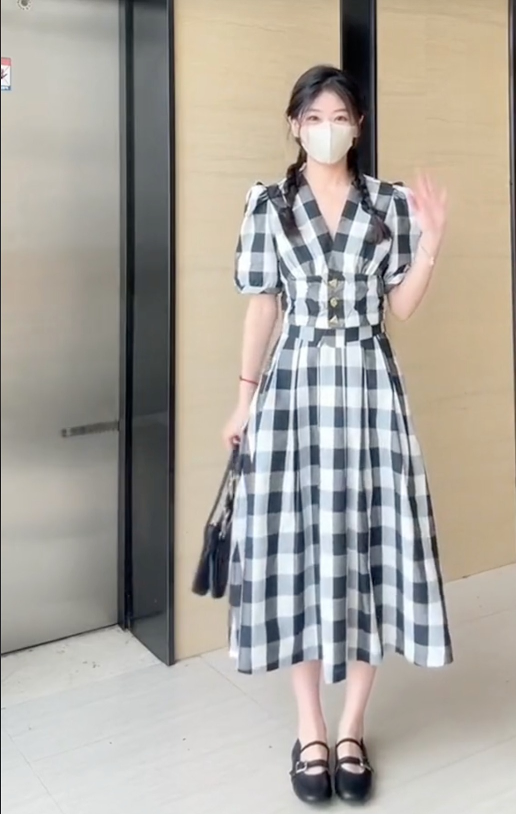 Set đồ gồm áo tay bồng điệu đà mix cùng chân váy midi, họa tiết kẻ ô đen - trắng khéo hack tuổi để nàng nàng diện lên cũng dịu dàng, nữ tính vô cùng.