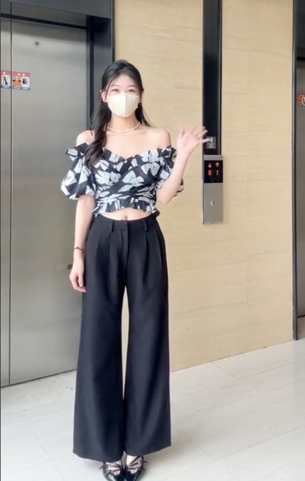 Đơn giản nhất là cách mix áo trễ vai cùng quần ống rộng cạp cao. Ngay cả khi bạn không mấy tự tin với vòng eo của mình thì dáng quần cạp cao vẫn có thể giúp bạn giấu đi nhược điểm này.