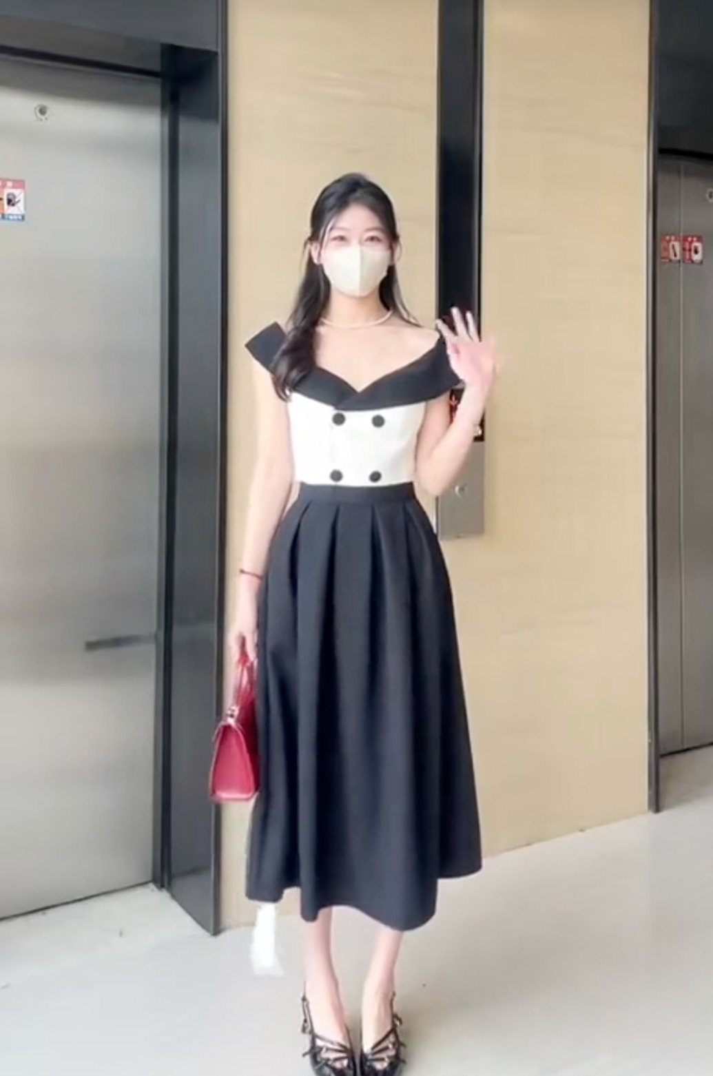 Set đồ gồm áo trễ vai nhẹ nhàng tôn lên bờ vai mềm mại, kết hợp cùng chân váy midi điệu đà, thêm đôi cao gót xuyệt tông và túi xách màu nổi là hoàn thiện set đồ thanh lịch có thể diện đi làm hoặc tới các sự kiện quan trọng.