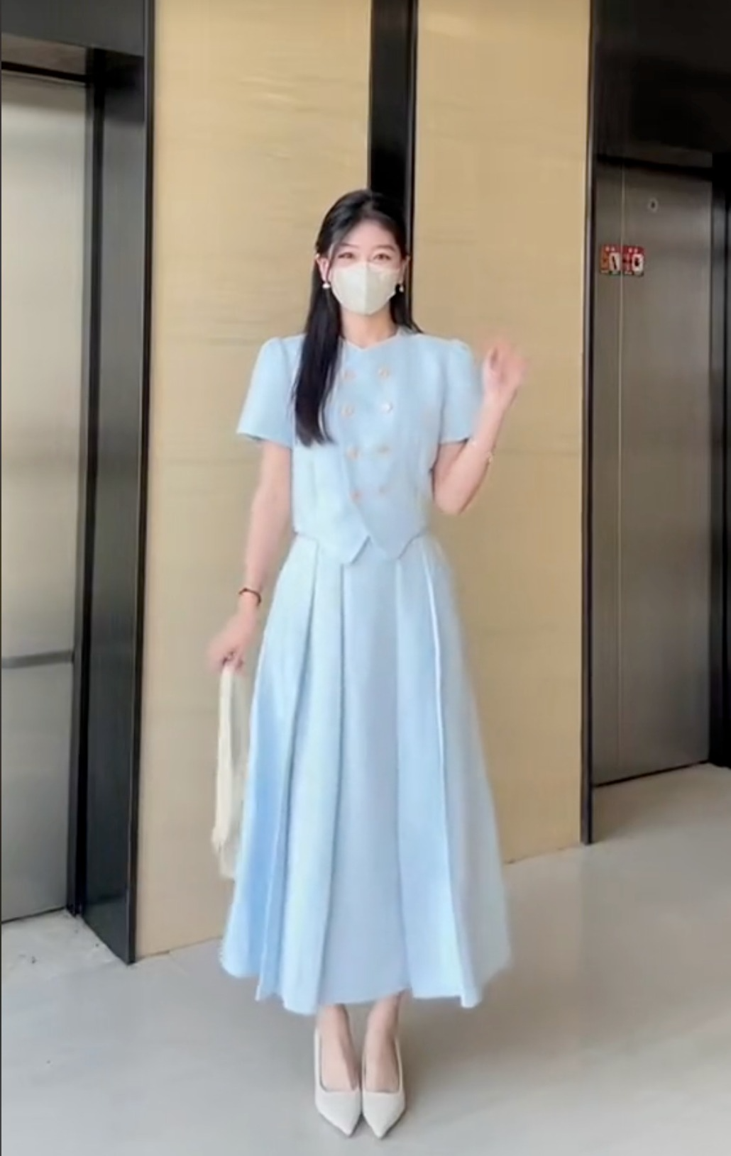 Chỉ cần kết hợp cùng những món mang sắc trắng tinh khôi là bạn đã có một bộ cánh thanh lịch đến sở làm, sang trọng tinh tế tại bất kỳ sự kiện nào bạn tham dự.