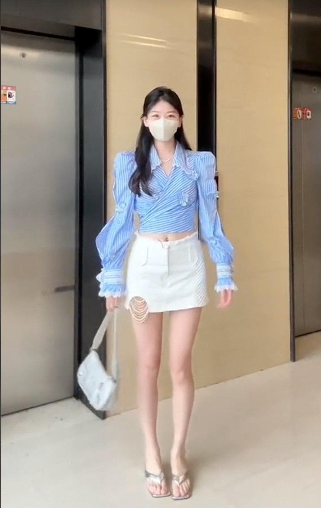 Bạn có thể mix cùng quần jeans như cách Lưu Diệc Phi diện trong phim hoặc lựa chọn những món đồ trắng để kết hợp cùng.