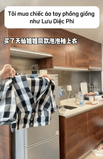 Set đồ này xuất hiện ngay từ những tập đầu tiên khi Hoàng Diệc Mai vẫn còn là cô nàng sinh viên duyên dáng nữ tính. Đây cũng là một set đồ dễ ứng dụng nhất trong những outfit của Lưu Diệc Phi.