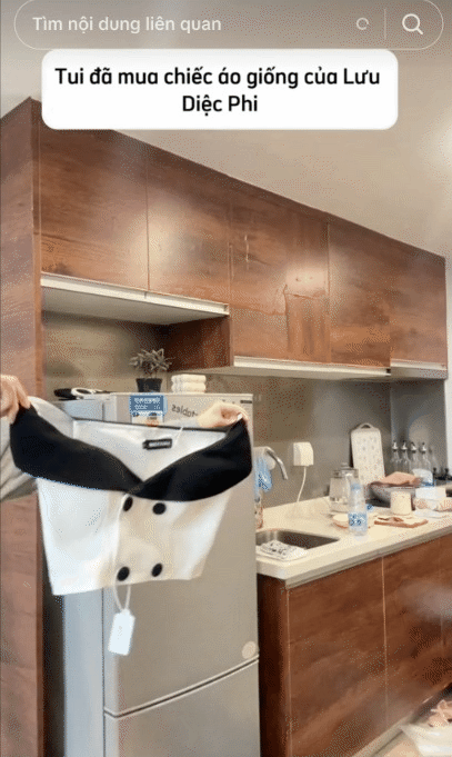 Một set đồ sang trọng thanh lịch đậm phong cách tiểu thư đài các được Lưu Diệc Phi diện trong phim. Outfit này xuất hiện trong đoạn Hoàng Diệc Mai đi xem triển lãm nghệ thuật cùng Tô Tô (do Vạn Thiến đảm nhận).