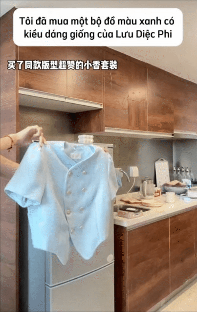 Tất cả những nét đẹp thanh tao, cao sang của Lưu Diệc Phi đều được tôn lên qua set đồ công sở thanh lịch này. Đây là một bộ cánh chuẩn chỉnh cho phong cách công sở của phái đẹp tuổi 30.