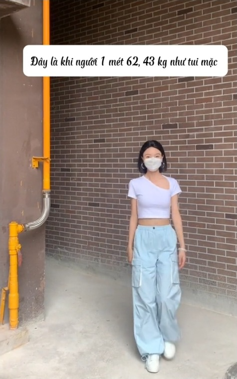 Chính vì áo trắng, nên bạn có thể mix cùng đủ mọi gam màu khác nhau từ basic như đen, nâu, ghi, đến những gam màu pastel như xanh baby, hồng phấn...