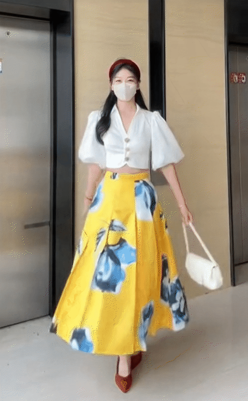 Một set đồ siêu dễ thương đến từ Hoàng Diệc Mai với áo trắng kết hợp cùng chân váy hoa nổi bật. Bộ cánh rất hợp với những buổi hẹn hò, hay chuyến du lịch thú vị cùng người thương và bạn bè trong hè này