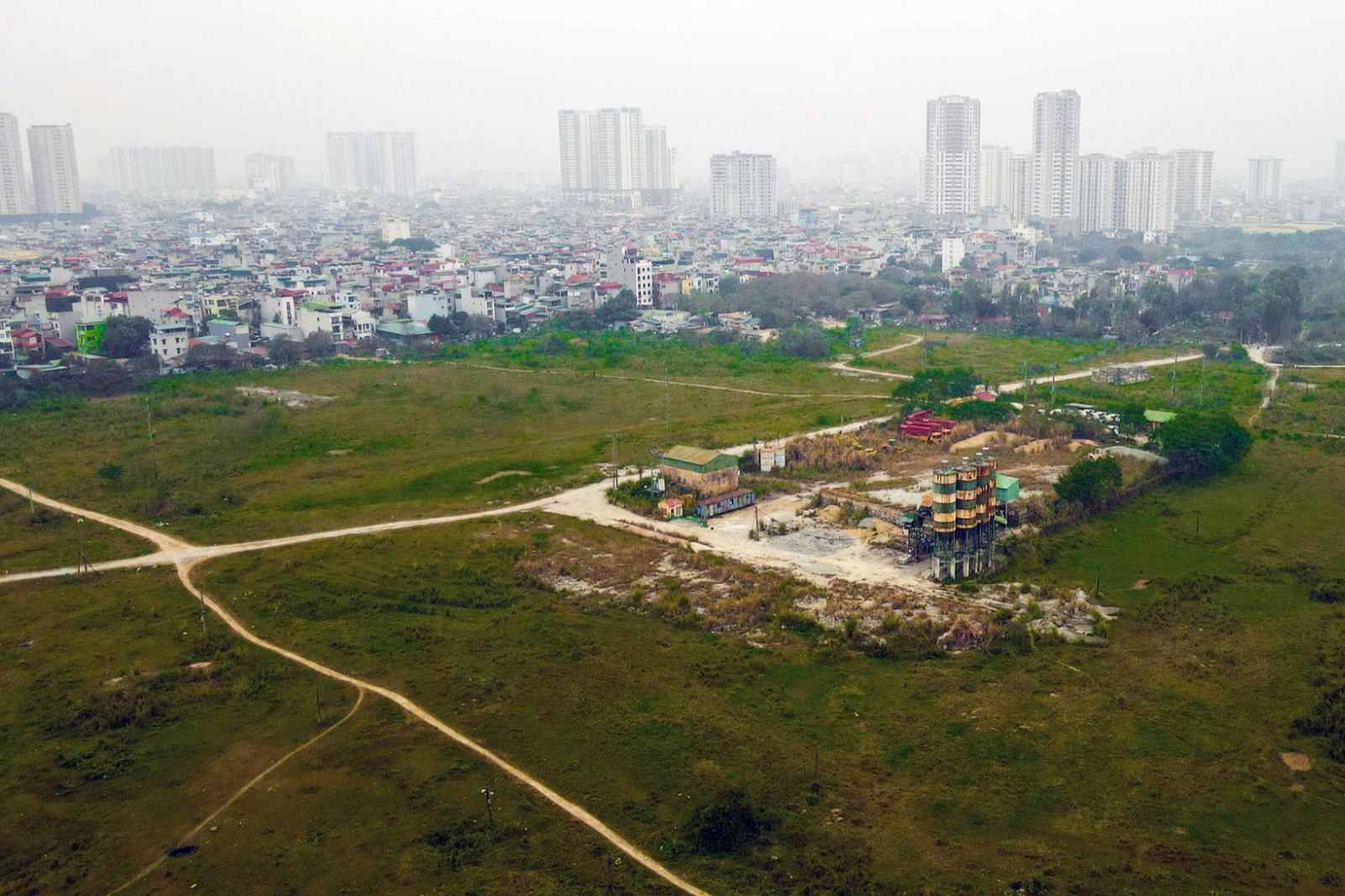 Dự án Khu đô thị mới Thịnh Liệt trên địa bàn quận Hoàng Mai (Hà Nội) bỏ hoang nhiều năm nay. Ảnh: Thạch Thảo