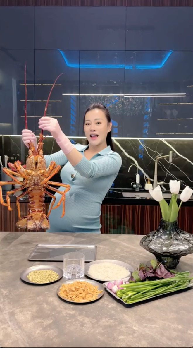 Trong suốt thời gian mang thai, cô thường xuyên vào bếp trổ tài nấu nướng