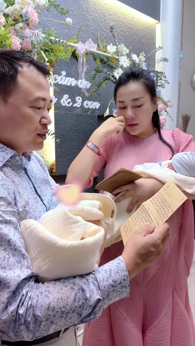 Nữ diễn viên bật khóc với món quà của ông xã sau khi sinh nở