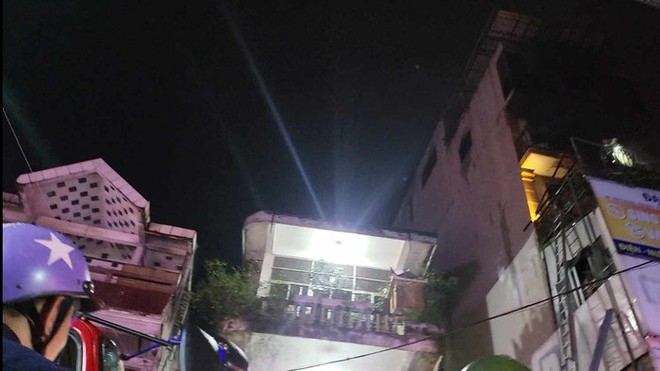 Ngôi nhà xảy ra cháy và xung quanh không đồng đều nên việc tiếp cận khó khăn