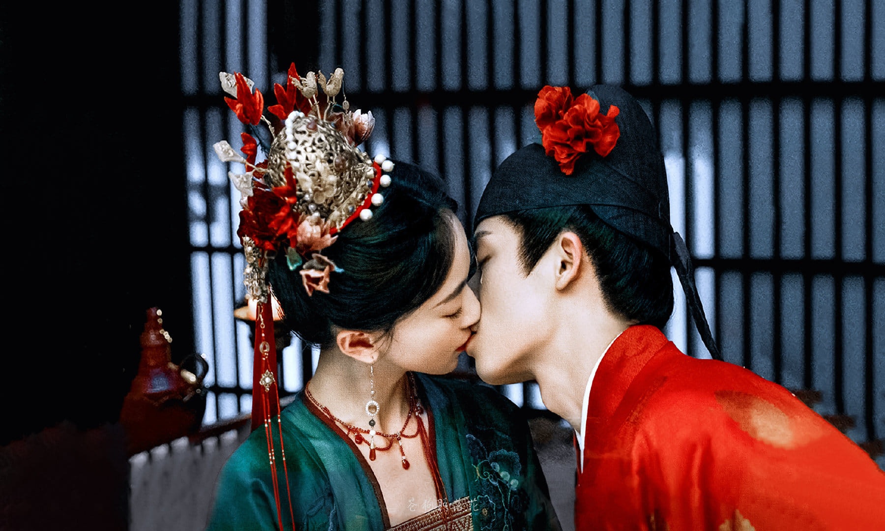 Tiết Phương Phỉ và Tiêu Hoành nảy sinh tình cảm với nhau sau quãng thời gian cùng sát cánh trong một cuộc chiến quyền lực đầy khốc liệt.