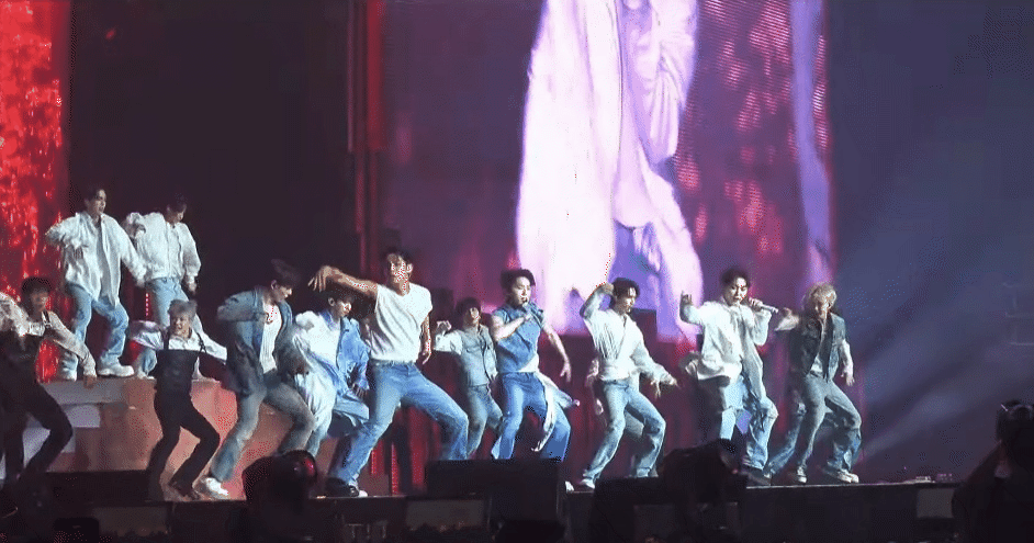 Sân khấu HOT của SEVENTEEN gây sốt MXH