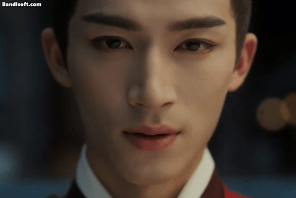 Khả năng thể hiện biểu cảm bằng ánh mắt của Vương Tinh Việt được đánh giá cao.