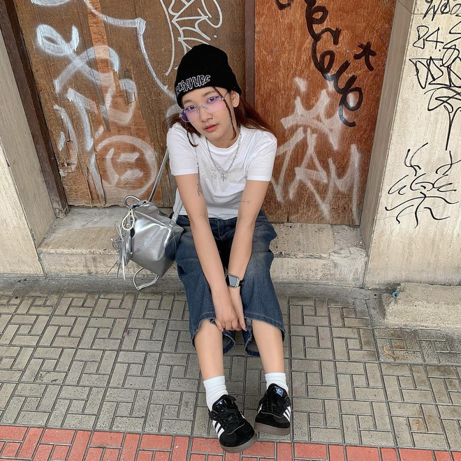 Tuy vậy , JOAH vẫn có các các thiết kế đơn sắc và bớt kiểu cách đi đôi chút hướng đến sự cá tính, bụi bặm mà bạn có có thể nghía qua.