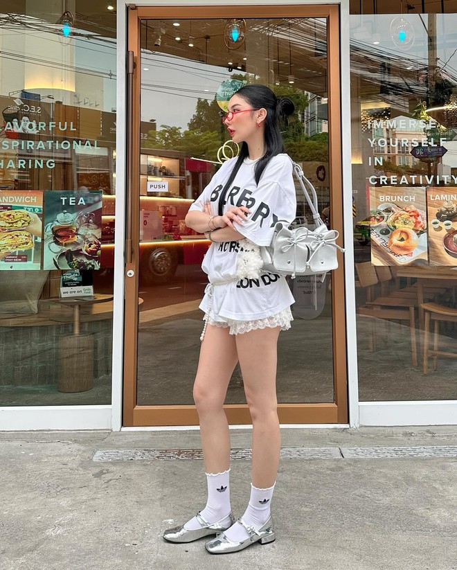 Với mức giá rất dễ chịu dao động từ 270 - 380K, JOAH là local brand túi khá dễ tiếp cận để các nàng theo đuổi phong cách girly sành điệu.