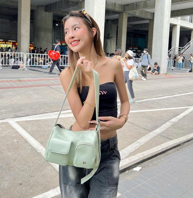 Bạn cũng có thể tìm thấy những thiết kế vintage điển hình như Cargo Bag được phối trên nền màu pastel tươi sáng tại local brand này.