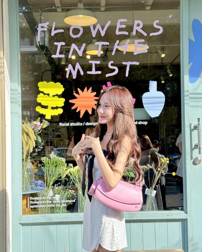 Brooklyn Bag có hình dáng sáng tạo, với những màu sắc khác nhau có thể tạo ra những phong cách khác biệt từ cá tính đến bánh bèo. Đây cũng đang là mẫu túi best seller của PEPPERSHIMMER với giá bán 1100K.