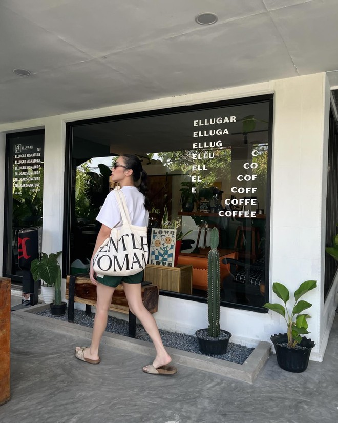 Mẫu túi tote đặc trưng của GENTLEWOMAN có thiết kế tối giản với tên thương hiệu in trên nền màu trung tính hết sức viral thời gian qua. Chiếc túi đến nay vẫn đang là best seller của hãng với giá bán 1300K.