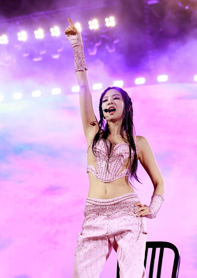 Ahyeon bị so sánh với Jennie về khả năng khuấy động sân khấu