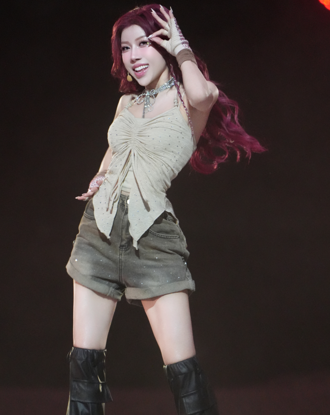 Các hình ảnh của thành viên LUNAS được NSX hé lộ trên sân khấu Trung Quốc.