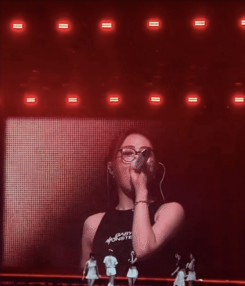 Cách gằn giọng khuấy động không khí của Ahyeon cũng khá phô, chưa được mượt mà