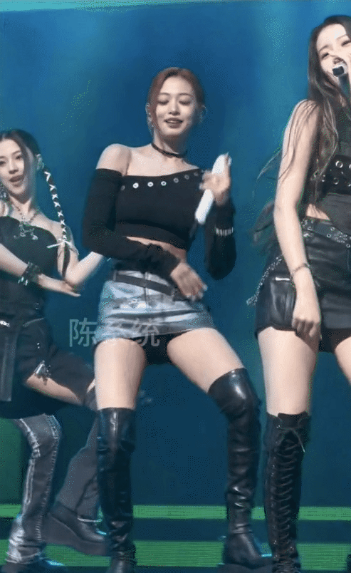 Ahyeon chiếm trọn ánh nhìn trên sân khấu