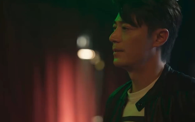 Trong phim Câu chuyện hoa hồng, Phổ Gia Minh là người đàn ông thứ ba xuất hiện trong cuộc đời Hoàng Diệc Mai.