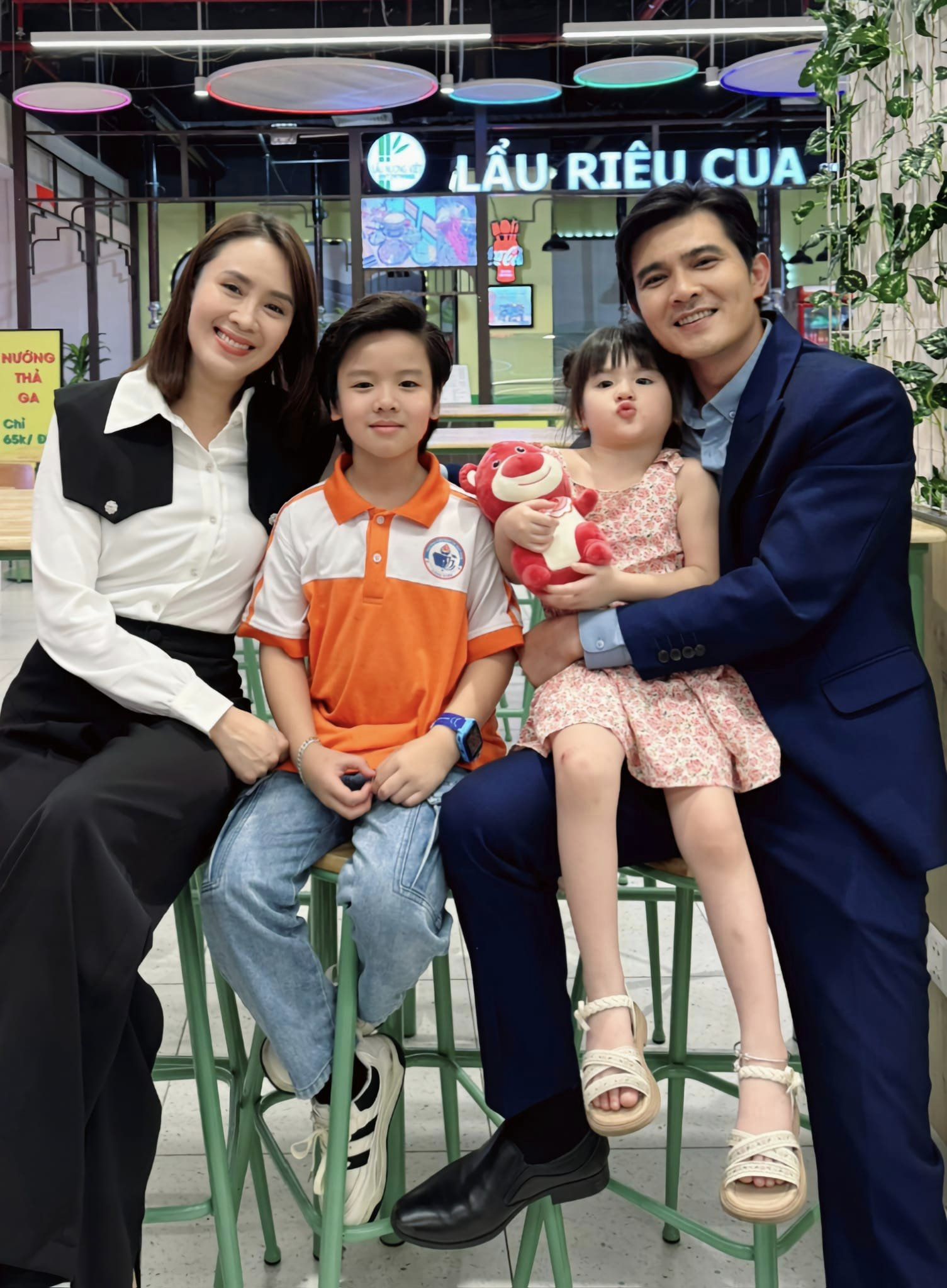 Quang Sự đăng tải hình ảnh hậu trường Trạm cứu hộ trái tim và thăm dò ý kiến khán giả về 