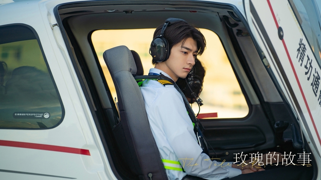 Trong phim, phi công trẻ Hà Tây thay thế đại gia La Đức Khánh là người si mê Hoàng Diệc Mai khi cô đã bước qua tuổi 40.