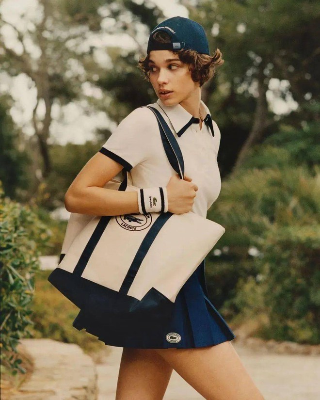 Với những bạn thích phong cách lãng mạn, có thể chọn một số mẫu áo sơ mi POLO retro và kết hợp với chân váy cạp cao hoặc quần yếm để tạo nên phong cách thanh xuân độc đáo. Đối với những người trưởng thành, một chiếc áo sơ mi POLO kết hợp với quần tây không chỉ thể hiện hình ảnh chuyên nghiệp tại nơi làm việc mà còn thể hiện gu thẩm mỹ của bản thân. Thương hiệu MiuMiu cũng sản xuất kiểu áo sơ mi POLO kết hợp với váy tutu. Áo sơ mi POLO có thể được tạo nhiều lớp với áo sơ mi nhiều màu sắc để tạo thêm điểm nhấn màu sắc tươi sáng. Kết hợp áo sơ mi POLO với váy xếp li để tạo vẻ thể thao tràn đầy năng lượng.