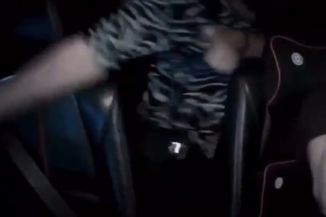 Người đàn ông liên tục tác động vật lý lên tài xế.