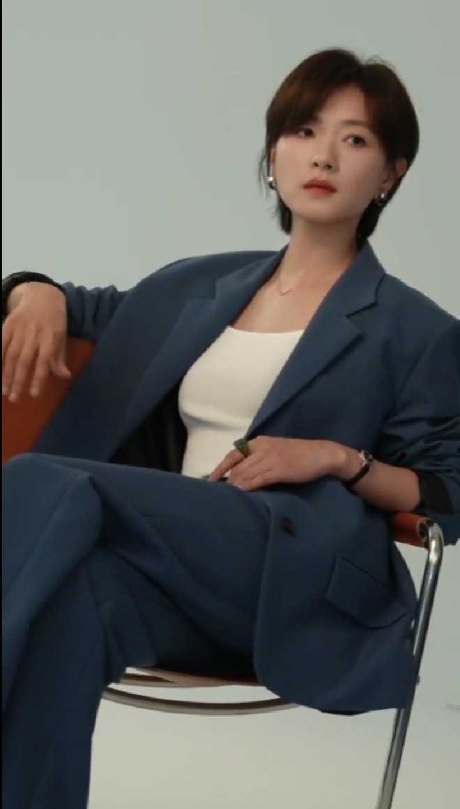 Mặc vest nguyên set màu tối, điểm nhấn là áo dây màu trắng nổi bật. Set đồ tôn thần thái tổng tài, tự tin của cô nàng. Học theo Vạn Thiến mix đồ như thể này thì bạn cũng không cần đau đầu nghĩ xem phối sao cho đẹp.